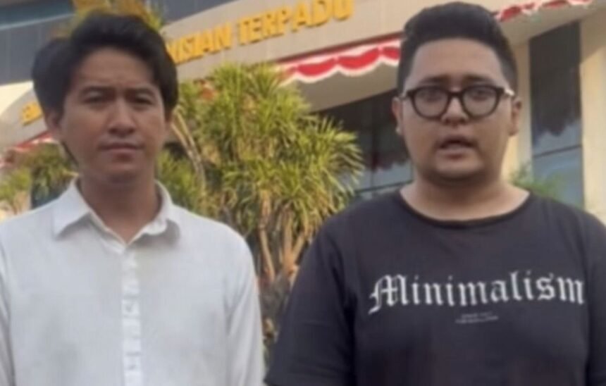 KORBAN KRIMINALISASI - Admin The Kerupuk, Icad (kanan), jadi korban kriminaliasi, setelah menguggah meme kritik terhadap pemerintah.