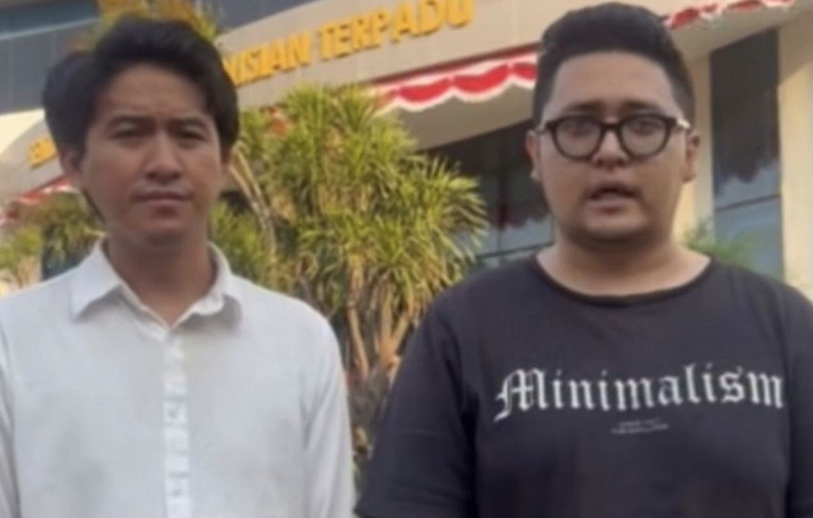 KORBAN KRIMINALISASI - Admin The Kerupuk, Icad (kanan), jadi korban kriminaliasi, setelah menguggah meme kritik terhadap pemerintah.