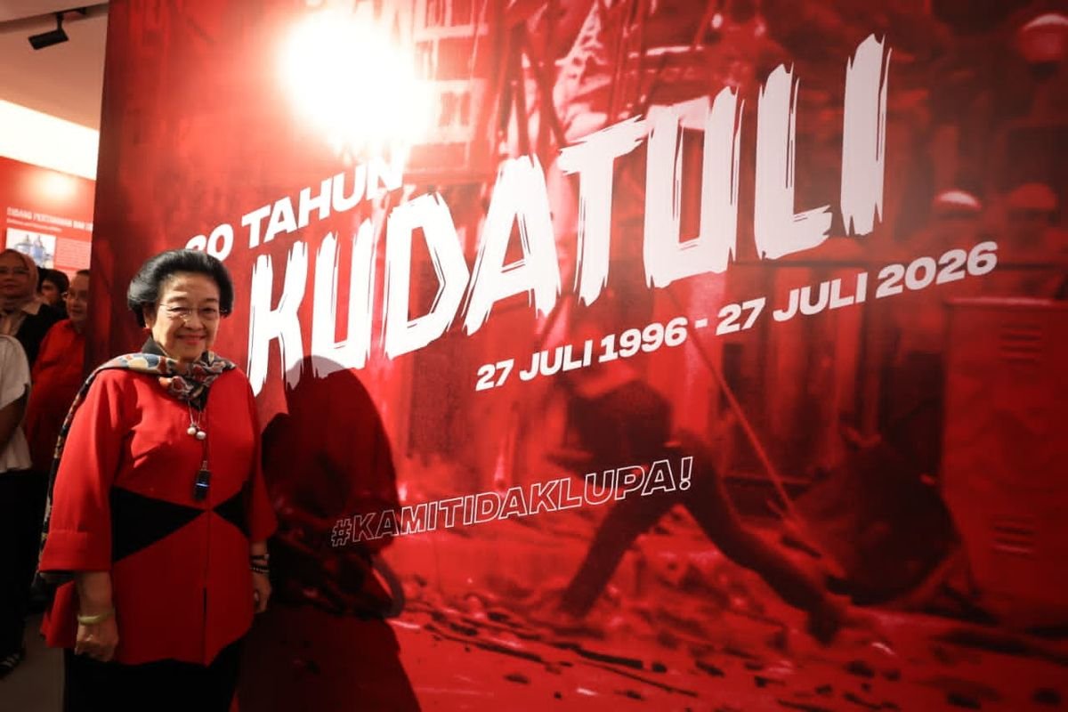 PERINGATAN KUDATULI - Ketua Umum PDIP, Megawati Soekarnoputri membuka pameran sejarah dan arsip foto ‘Meretas Jalan Demokrasi’ dalam memperingati 30 tahun peristiwa 27 Juli 1996 atau yang kerap dikenal Kudatuli (Kerusuhan Dua Puluh Tujuh Juli), di Ruang Museum Koleksi, Taman Ismail Marzuki (TIM), Cikini, Jakarta Pusat, Selasa (21/7/2026).