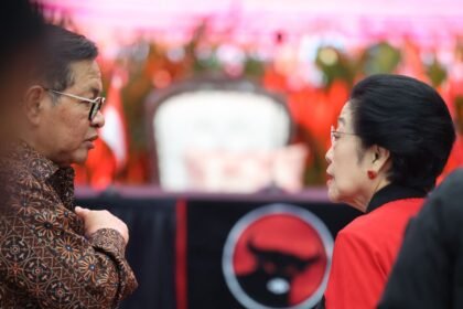 NGOBROL - Ketua Umum PDIP Megawati Soekarnoputri (kanan) memberi wejangan kepada Gubernur DKI Jakarta Pramono Anung (kiri).
